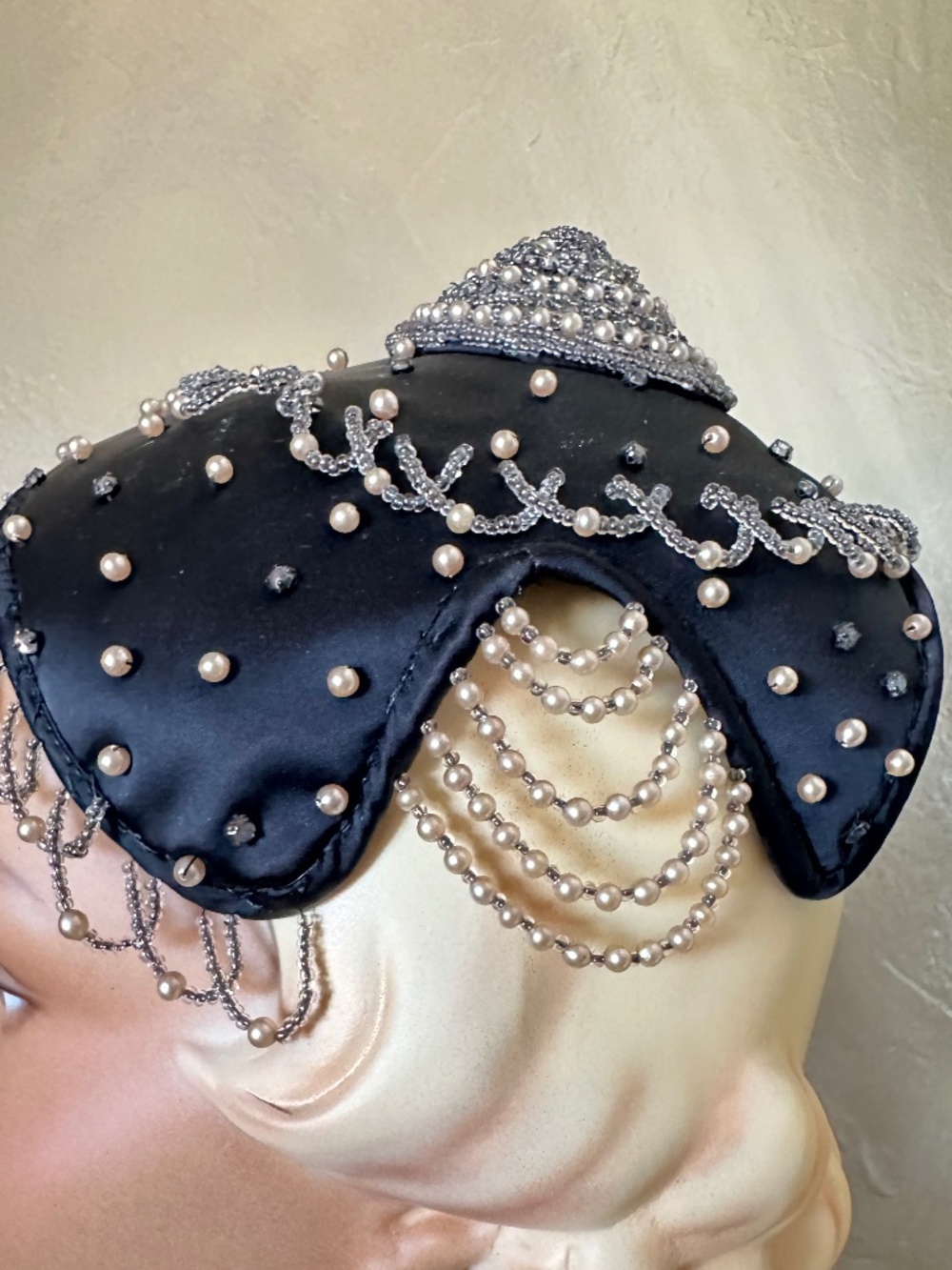 SENSATIONAL 1950s' BLACK SIAMESE STYLE FABRIC COCKTAIL HAT + BEADING/PEARLS - Picture 4 of 14